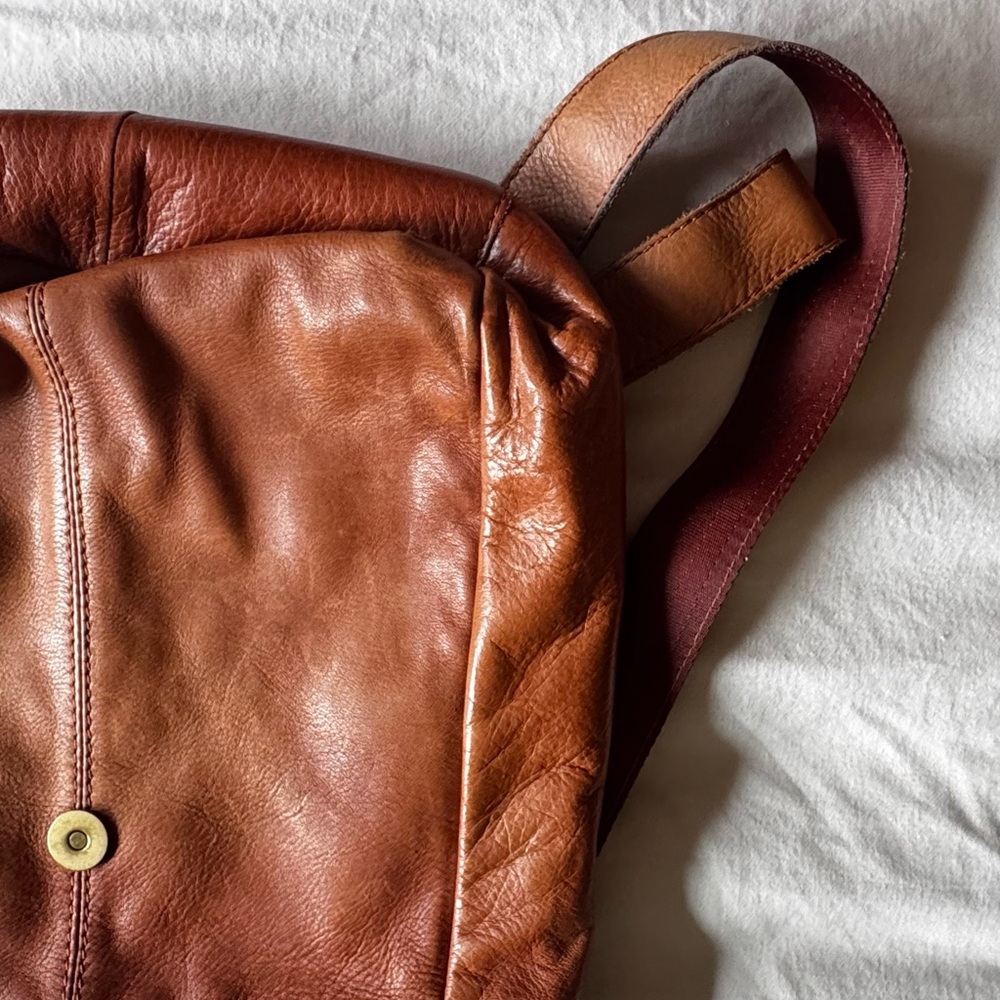 Elegant Tan Leather Men's Backpack - Picture 3 of 6